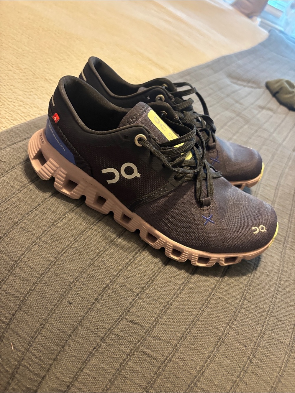 On Cloud Women’s Running Athletic Shoes in Black with lavender Sole